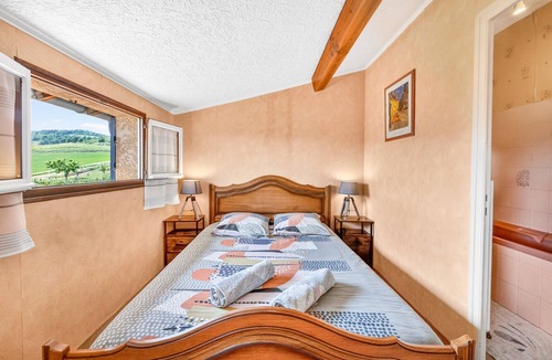 Saint-Verand Bed & Breakfast | Bed and Breakfast 'Chambre Rose' with Mountain View, Shared Terrace and Wi-Fi