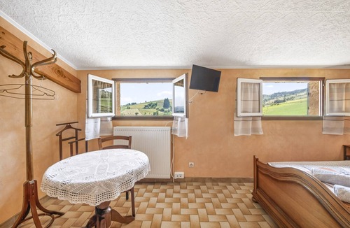 Saint-Verand Bed & Breakfast | Bed and Breakfast 'Chambre Rose' with Mountain View, Shared Terrace and Wi-Fi