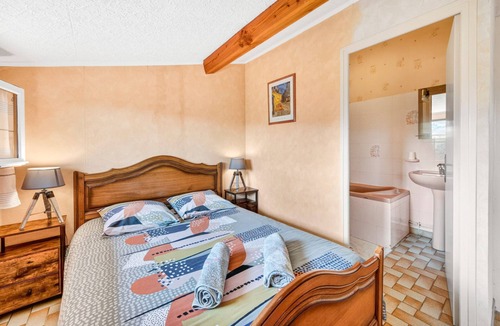 Saint-Verand Bed & Breakfast | Bed and Breakfast 'Chambre Rose' with Mountain View, Shared Terrace and Wi-Fi