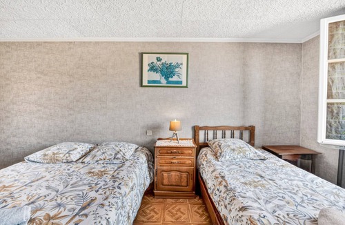 Saint-Verand Bed & Breakfast | Bed and Breakfast 'Chambre Verte' with Mountain View, Shared Terrace and Wi-Fi