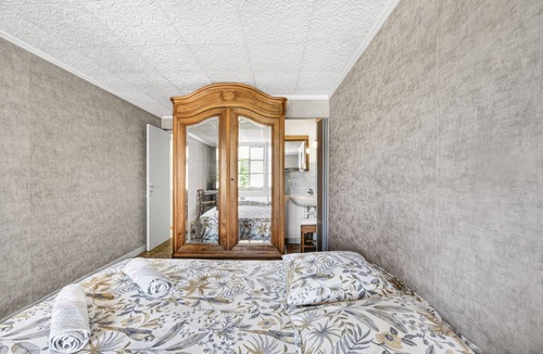 Saint-Verand Bed & Breakfast | Bed and Breakfast 'Chambre Verte' with Mountain View, Shared Terrace and Wi-Fi