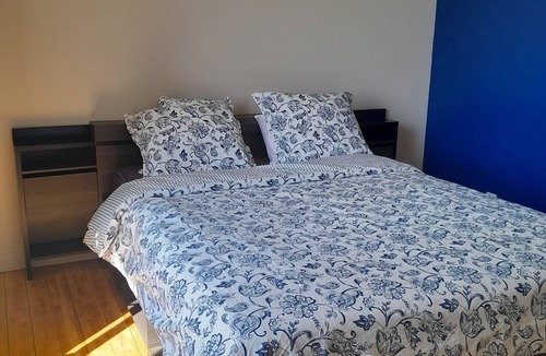 Sainte-Cecile Bed & Breakfast | Bed and Breakfast 'Grande Chambre Lumineuse' with Private Garden and Wi-Fi