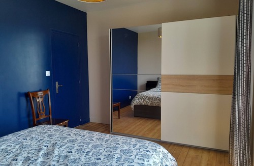 Sainte-Cecile Bed & Breakfast | Bed and Breakfast 'Grande Chambre Lumineuse' with Private Garden and Wi-Fi
