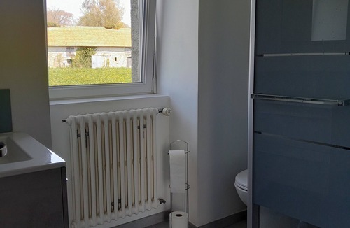 Sainte-Cecile Bed & Breakfast | Bed and Breakfast 'Grande Chambre Lumineuse' with Private Garden and Wi-Fi