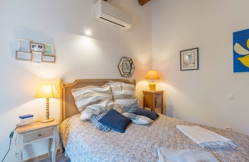 Puget Bed & Breakfast | Bed and Breakfast 'Gourmandise' with Shared Pool, Wi-Fi and Air Conditioning