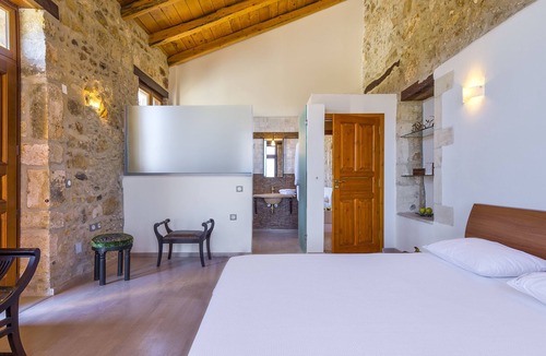 Maroulas House | Bed and breakfast in historic Venetian mansion