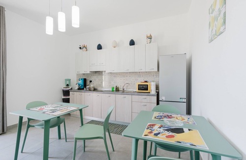 Castelvetrano Apartment | Bed and Breakfast Champagneria 'Room 1' with Shared Terrace, Wi-Fi and Air Conditioning