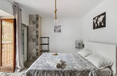 Seiano Bed & Breakfast | Bed and Breakfast 'Camera Claudius In Villa Vista Mare' with Shared Terrace and Wi-Fi