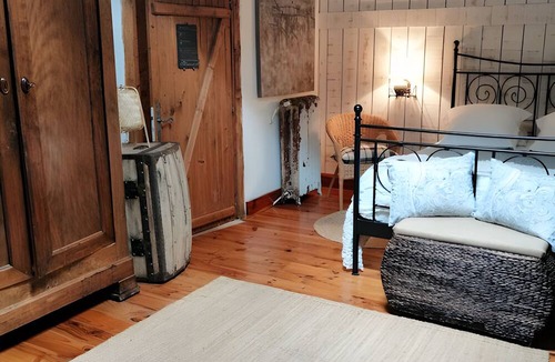 Noaillan Bed & Breakfast | Bed and Breakfast 'L'orée De Lansot - Chambre Mansarde' with Shared Terrace, Shared Garden and Wi-Fi