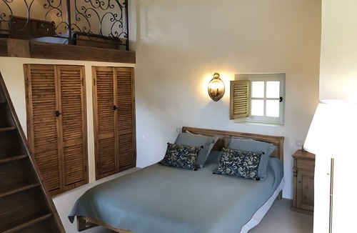 Le Thor Bed & Breakfast | Bed and Breakfast 'La Chambre Du Haras' with Balcony, Wi-Fi and Air Conditioning