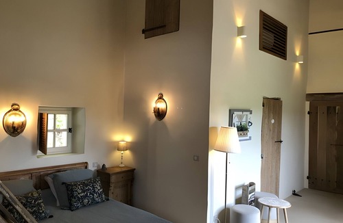 Le Thor Bed & Breakfast | Bed and Breakfast 'La Chambre Du Haras' with Balcony, Wi-Fi and Air Conditioning