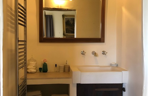 Le Thor Bed & Breakfast | Bed and Breakfast 'La Chambre Du Haras' with Balcony, Wi-Fi and Air Conditioning