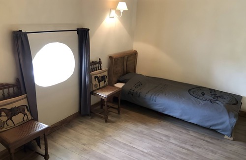 Le Thor Bed & Breakfast | Bed and Breakfast 'La Chambre Du Haras' with Balcony, Wi-Fi and Air Conditioning