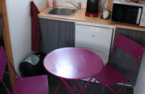 Senonches Bed & Breakfast | Bed and Breakfast 'La Chambre Potager' with Shared Terrace, Shared Garden and Wi-Fi