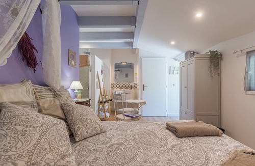 Puget Bed & Breakfast | Bed and Breakfast 'Lavande' with Shared Pool, Wi-Fi and Air Conditioning