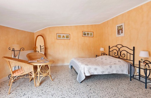 Cruzy Bed & Breakfast | Bed and Breakfast 'Le Clos Mazerolles - Chambre Orange' with Shared Pool, Wi-Fi and Air Conditioning