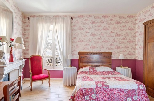 Cruzy Bed & Breakfast | Bed and Breakfast 'Le Clos Mazerolles - Chambre Rouge' with Shared Pool, Wi-Fi and Air Conditioning