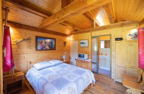 Montcel Bed & Breakfast | Bed and Breakfast 'Petit Chalet' with Private Terrace, Balcony and Wi-Fi