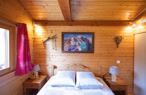 Montcel Bed & Breakfast | Bed and Breakfast 'Petit Chalet' with Private Terrace, Balcony and Wi-Fi