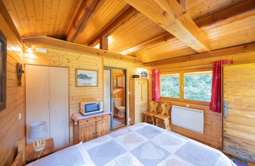 Montcel Bed & Breakfast | Bed and Breakfast 'Petit Chalet' with Private Terrace, Balcony and Wi-Fi