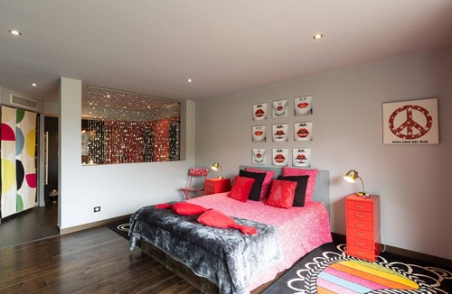 Marine de Saint Ambroggio Bed & Breakfast | Bed and Breakfast 'Suite Popart' with Shared Pool, Wi-Fi and Air Conditioning