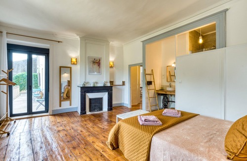 Saint-Andre-de-Sangonis Bed & Breakfast | Bed and Breakfast 'Chambre' with Shared Pool, Shared Garden and Wi-Fi