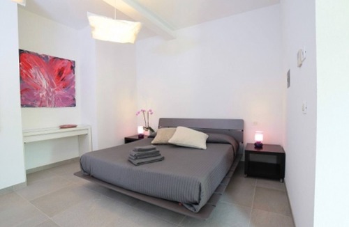 Palazzolo dello Stella Bed & Breakfast | Bed and Breakfast Loggia degli Artisti 'Deluxe Room One' with shared pool and air conditioning