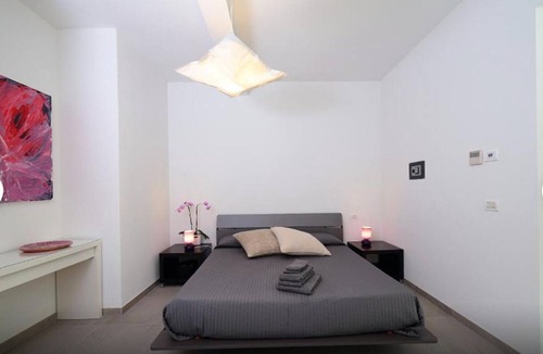 Palazzolo dello Stella Bed & Breakfast | Bed and Breakfast Loggia degli Artisti 'Quadruple Deluxe Room' with pool and air conditioning