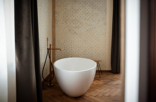 San Lorenzo di Sebato House | Bed & Breakfast "Castel Maurn Suite D'Aquino" with Mountain View, Shared Pool & Wi-Fi