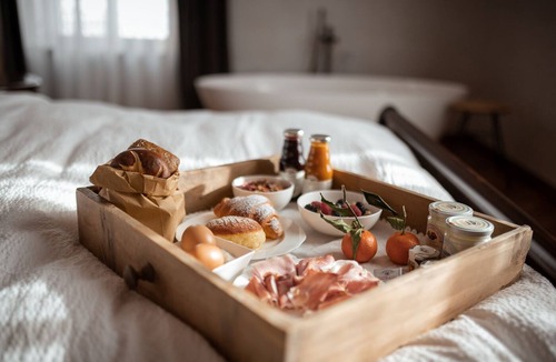 San Lorenzo di Sebato House | Bed & Breakfast "Castel Maurn Suite D'Aquino" with Mountain View, Shared Pool & Wi-Fi