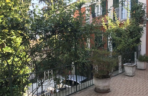 La Morra Apartment | Bed & Roses "Meni"