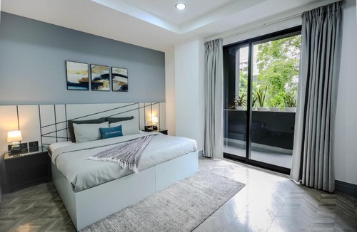 Sushant Lok Apartment | BedChambers Luxury Apartment Near Golf course Road