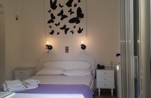 Agia Marina Bed & Breakfast | Bedroom two steps from Agia Marina beach