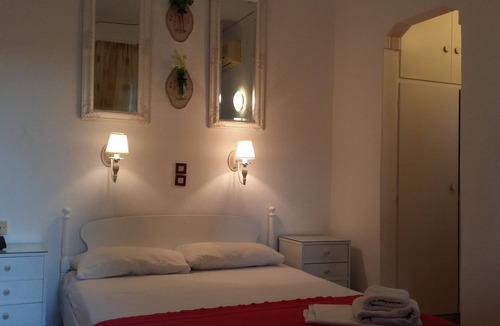 Agia Marina Bed & Breakfast | Bedroom two steps from Agia Marina beach