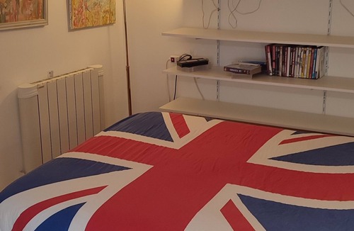 La Croix-Saint-Leufroy Bed & Breakfast | Bedroom with private shower room and WC