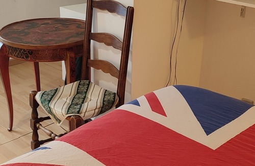 La Croix-Saint-Leufroy Bed & Breakfast | Bedroom with private shower room and WC