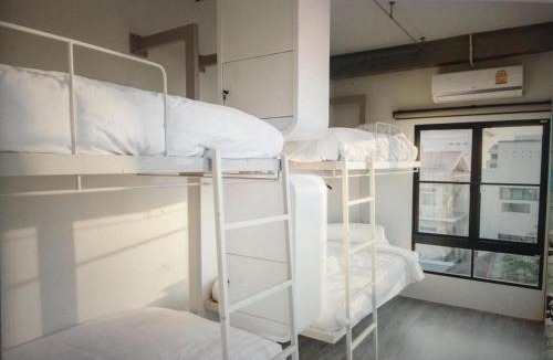 Chana Songkhram Hostel | Bedspread Hostel
