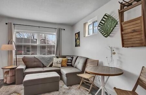 Weston Apartment | Bee & Bee Bungalow - Studio B&B downtown