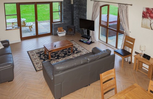 Linlithgow Apartment | Beech Cottage - sleeps 8 guests in 3 bedrooms