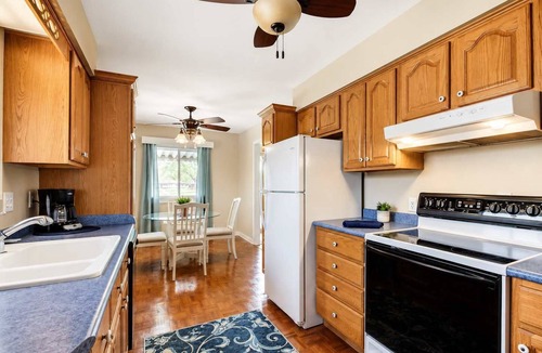 Beech Grove House | Beech Grove Retreat | Yard Garage Sleeps 10!