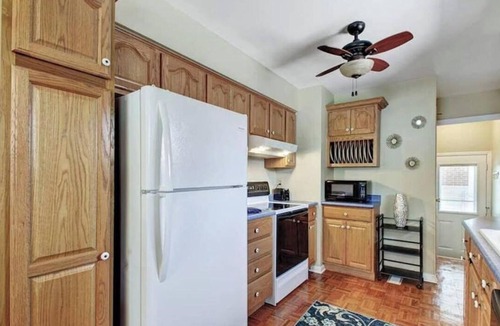 Beech Grove House | Beech Grove Retreat | Yard Garage Sleeps 10!