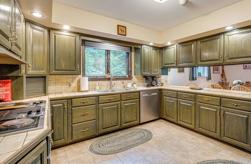 Drums House | Beech Mt Lakefront Gem! Hot Tub, Kayaks, Billiards
