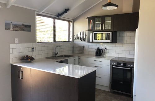 Taupo House | Beech Tree Cottage - comfortable, warm and stylish Taupo base, free wifi!