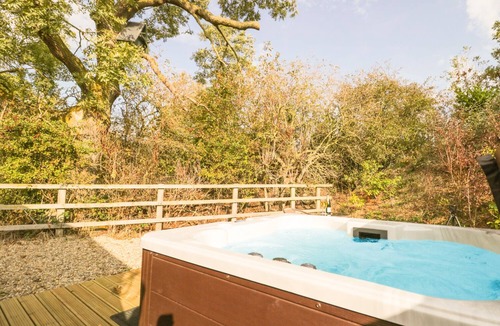 Skirpenbeck Cottage | BEECH TREE LODGE, with hot tub in Stamford Bridge