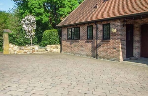 Sheffield Cottage | BEECHCROFT CORNER HOUSE, pet friendly, with a garden in Sheffield