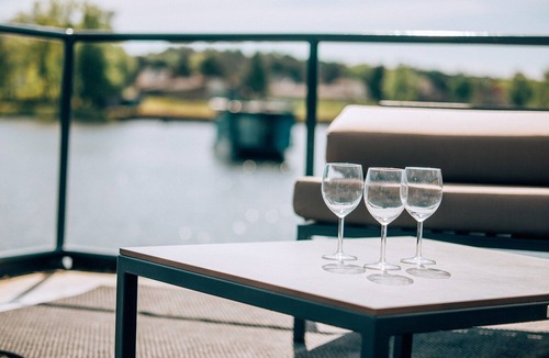 Schmoeckwitz Boat Rental | behagliches Floating Home in Berlin