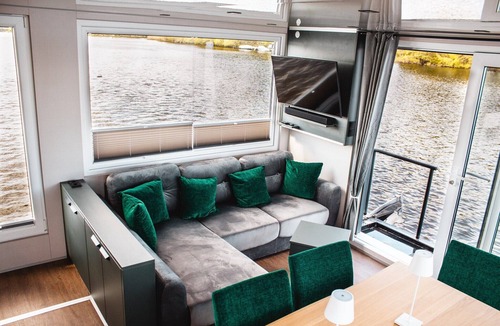 Schmoeckwitz Boat Rental | behagliches Floating Home in Berlin