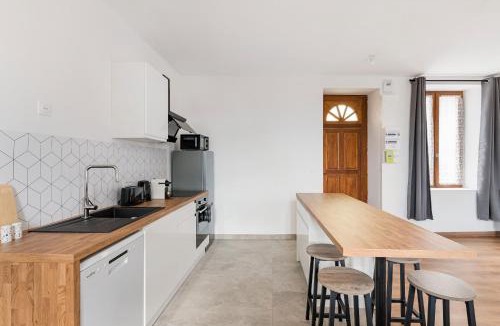 Saint-Just-Saint-Rambert Apartment | Beige Hospitalité - Telli Lumiere et balcon