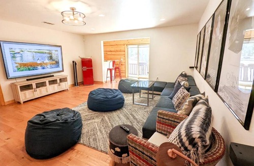 Meadowbrook Estates House | Bel Air of Big Bear - Fun & Tech & Massive Cabin