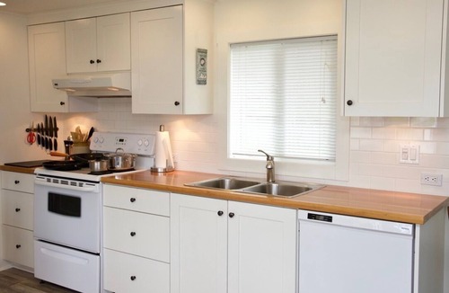 Saturna Island Cottage | Bella Haven on Saturna. Oceanfront Beach House. Perfect Getaway for Two.